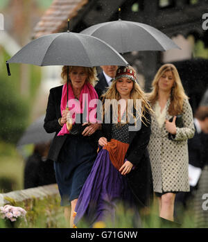 La fille de Mark Shand Ayesha Shand (à droite) arrive avec Annabel Elliot à l'église de la Sainte Trinité à Stourpaine, Dorset, pour ses funérailles. Banque D'Images