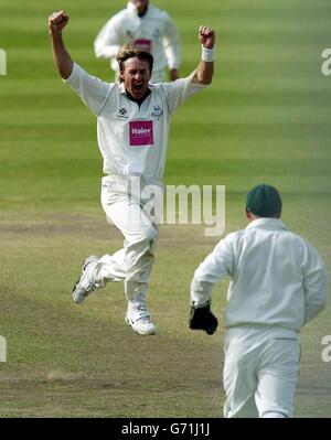 Andy Bichel, de Worcestershire, célèbre le cricket de Graham Napier dans l'Essex pour 13 lors de la finale du Trophée Cheltenham & Gloucester à New Road, Worcester. Banque D'Images