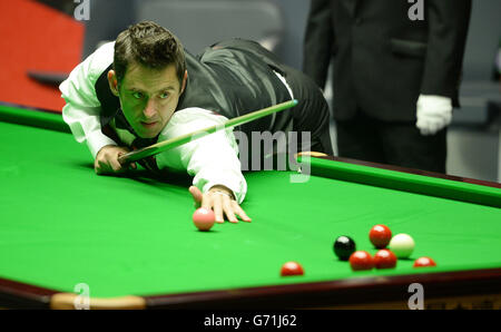 Ronnie O'Sullivan joue un tir contre Mark Selby, lors de la finale des Championnats du monde de Snooker de Dafabet au Crucible, Sheffield. Banque D'Images