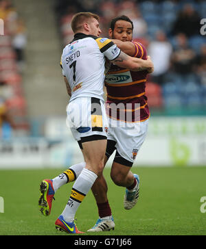 Huddersfield Giants Leroy Cudjoe est attaqué par Castleford Tigers Marc Snoyd lors du premier match de Super League Utility au stade John Smiths, Huddersfield. Banque D'Images