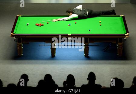 Ronnie O'Sullivan joue un tir contre Mark Selby, lors de la finale des Championnats du monde de Snooker de Dafabet au Crucible, Sheffield. Banque D'Images