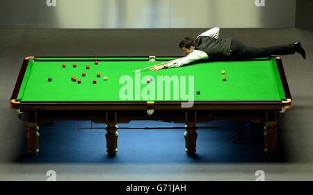 Ronnie O'Sullivan joue un tir contre Mark Selby, lors de la finale des Championnats du monde de Snooker de Dafabet au Crucible, Sheffield. Banque D'Images