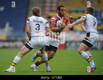 Huddersfield Giants Leroy Cudjoe est attaqué par Castleford Tigers Michael Shenton (à gauche) et Marc Snoyd (à droite) lors du premier match de Super League Utility au stade John Smiths, Huddersfield. Banque D'Images