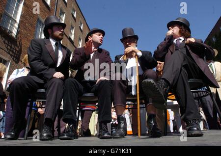 Les passionnés de James Joyce ont raconté des extraits de « Ulysses » de Joyce, dans le cadre des célébrations du 100e anniversaire de Bloomsday sur la célèbre terrasse géorgienne de Dublin, North Great Georges Street, où des centaines de personnes se sont rassemblées pour voir des représentations et des personnages costumés tirés du chef-d'œuvre de Joyce. Banque D'Images