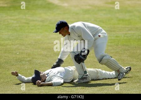 Craig Spearman, de Gloucestershire, est félicité par le gardien de rue Stphen Adshead, après avoir pris Paul Weekes de Middlesex en 9 lors de la finale du Trophée Cheltenham & Gloucester au County Ground, à Bristol. Banque D'Images