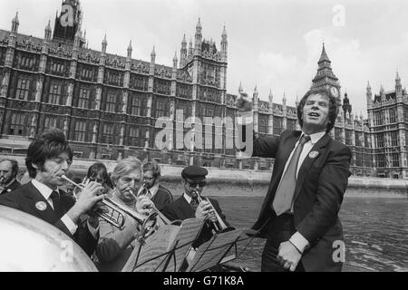 Sous le flambeau d'Antony Hopkins, les membres de l'Union des musiciens jouent à la musique aquatique de Handel, tout en étant à bord d'un bateau sur la Tamise devant la Chambre des communes de Londres, dans le cadre de leur protestation contre la décision de la BBC d'hatrer cinq orchestres régionaux. Banque D'Images