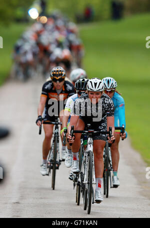 Les dirigeants quittent le domaine d'Althorp House lors de la première étape du 2014 Women's Tour of Britain dans le Northamptonshire. Banque D'Images