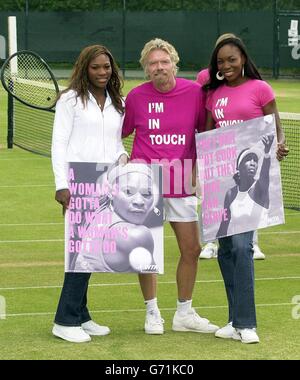 Richard Branson, président du groupe Virgin, avec les stars de tennis de la tournée WTA, les sœurs Williams, Serena (à gauche) et venus (à droite) lors du lancement de la campagne de marketing WTA « Get In Touch with Your Gest Side » au Lakeside tennis Club. Banque D'Images