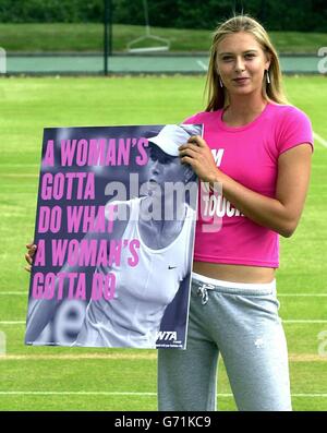 Maria Sharapova, star du tennis russe, présente une affiche lors du lancement de la campagne de marketing « Get In Touch with Your Gest Side » de WTA, en présence du président du groupe Virgin Richard Branson et d'autres stars du WTA Tour, au Lakeside tennis Club de Wimbledon. Banque D'Images