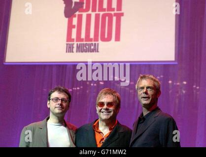 Le chanteur Sir Elton John (au centre) avec l'écrivain Lee Hall (à gauche) et le réalisateur Stephen Daldry lors de la conférence de presse pour annoncer Billy Elliot The musical, tenue à la Royal Academy of Music, au centre de Londres. Banque D'Images