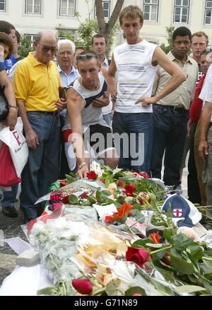 Fleurs à un culte à dead fan Banque D'Images