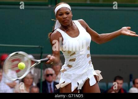 Défendant la championne Serena Williams des États-Unis en action contre Jie Zheng de Chine aux championnats de tennis de pelouse à Wimbledon, Londres.Williams a brossé son adversaire de côté dans des ensembles droits 6:3/6:1.USAGE ÉDITORIAL EXCLUSIF, PAS D'UTILISATION DE TÉLÉPHONE MOBILE. Banque D'Images