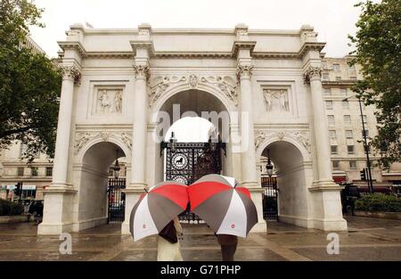 L'arche de marbre dans le centre de Londres, a été révélée entièrement restaurée, après un programme de conversion du patrimoine anglais de 75,000 livres, qui a nettoyé et réparé le monument à sa gloire ancienne. Conçue par John Nash et achevée en 1832-33, l'Arche commémore la victoire de la Grande-Bretagne sur Napoléon. Banque D'Images