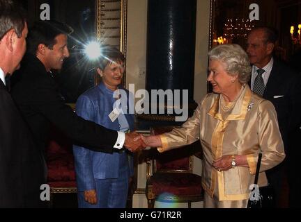 La reine Elizabeth II (à droite) secoue la main du médaillé d'or olympique Lord Sebastian COE observé par la secrétaire à la Culture Tessa Jowell, lors d'une réception au Palais de Buckingham pour les personnes impliquées dans la candidature de Londres pour les Jeux Olympiques de 2012. Une porte-parole de Londres 2012 a déclaré que la réception était organisée pour remercier les participants à la candidature olympique de Londres 2012 et que l'événement est également de souhaiter bonne chance à l'équipe et à ses partisans et ambassadeurs pour le reste de la campagne. Voir PA Story SPORT Olympics. Photo PA : John Stillwell/WPA Rota. Banque D'Images