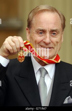 Sir Harold Evans au Palais de Buckingham à Londres, après qu'il ait été fait chevalier par le prince de Galles pour servir le journalisme.Le fils d'un ouvrier ferroviaire, Sir Harold a passé les rangs pour devenir rédacteur en chef de l'Echo du Nord et était en charge du dimanche Times quand il a rapporté l'effet de la drogue thalidomide sur les femmes enceintes. Banque D'Images