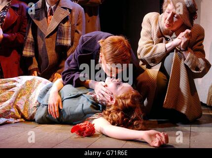 Les actrices Patsy Palmer, Emma Darwell Smith (couché) et Marcia Warren (à droite) lors d'une séance photo pour leur jeu, nous en sommes heureux quelques-uns, qui s'est tenu au Gielgud Theatre, Shafesbury Avenue, centre de Londres. Inspirée par la véritable histoire des joueurs d'Osiris en temps de guerre, la nouvelle comédie d'Imogen Stubbs raconte l'histoire d'un groupe de femmes qui forment une compagnie de théâtre « exclusivement pour filles » et qui s'empare des pièces de Shakespeare dans tout le pays. Banque D'Images