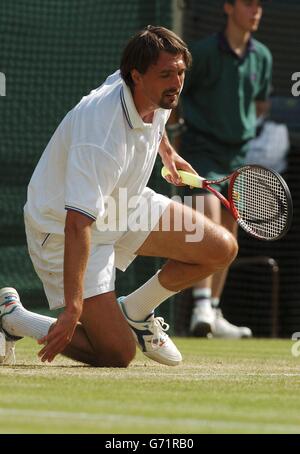 Goran Ivanisevic, originaire de Croatie, se relève après avoir trébuchement pendant son match contre Lleyton Hewitt, originaire d'Australie, aux championnats de tennis sur gazon à Wimbledon, Londres.USAGE ÉDITORIAL EXCLUSIF, PAS D'UTILISATION DE TÉLÉPHONE MOBILE. Banque D'Images