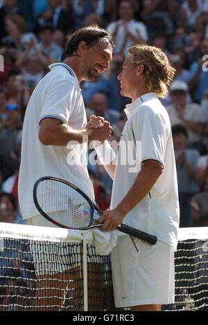 Lleyton Hewitt, originaire d'Australie (à droite), et Goran Ivanisevic, originaire de Croatie, ont partagé quelques mots à la fin de leur match aux championnats de tennis sur gazon à Wimbledon, Londres.Ivanisevic a perdu dans les ensembles droits 6:2/6:3/6:4 et devrait maintenant prendre sa retraite.USAGE ÉDITORIAL EXCLUSIF, PAS D'UTILISATION DE TÉLÉPHONE MOBILE. Banque D'Images