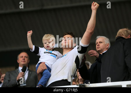 Football - Championnat Sky Bet - demi-finale de jeu - deuxième étape - Derby County v Brighton et Hove Albion - Stade iPRO.Chris Martin, du comté de Derby, célèbre dans les tribunes qui suivent le match Banque D'Images