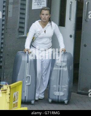 La petite amie de Wayne Rooney, en Angleterre, Coleen McLoughlin, arrive à l'aéroport de Manchester, après que l'Angleterre a perdu au Portugal dans les quarts de finale de l'Euro 2004 la nuit dernière à Lisbonne.5/10/04: Elle a été arrêtée le mardi 5 octobre 2004 par des fonctionnaires des douanes à son retour à Manchester de New York et une frénésie de shopping aurait coûté environ 10, 000. Banque D'Images