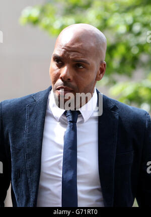 L'ancien footballeur de la Premier League Marlon King arrive au tribunal de la Couronne de Nottingham, où il devait être condamné pour conduite dangereuse après qu'un accident de trois voitures ait laissé un bras cassé à un automobiliste. Banque D'Images