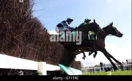 Menorah (côté proche) monté par Richard Johnson saute avec Rolling Aces (côté lointain) monté par Nick Scholfield sur le premier circuit dans le be365 Oaksey Steeple Chase pendant la finale de saut de Bet365 à Sandown Park, Sandown. Banque D'Images