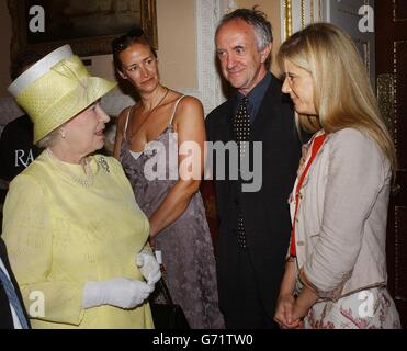 La reine Elizabeth II de Grande-Bretagne rencontre les anciens de la Royal Academy of Dramatic Art (RADA) (de gauche à droite) Janet McTeer, Jonathan Pryce et Imogen Stubbs lors d'un déjeuner à Mansion House, City of London, pour célébrer le centenaire de la célèbre école de théâtre. L'événement a été organisé par Lord Attenborough, président, acteur et réalisateur DE RADA. Banque D'Images