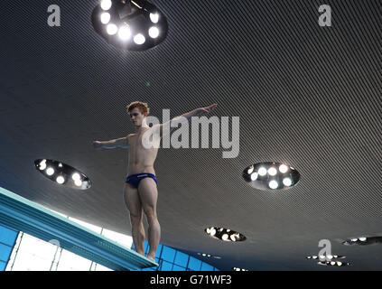 Jack Laugher, en Grande-Bretagne, s'entraîner avant la finale masculine du Springboard de 3 m, au cours du deuxième jour de l'événement mondial de plongée de la FINA au centre aquatique de Londres. Banque D'Images