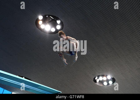 Jack Laugher, en Grande-Bretagne, se met en pratique avant la finale du 3m Springboard pour hommes, au cours du deuxième jour de l'événement de la série mondiale de plongée de la FINA au centre aquatique de Londres. Banque D'Images