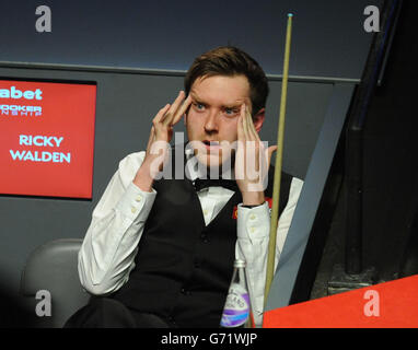 Ricky Walden est assis à sa chaise dans son deuxième match rond contre Barry Hawkins lors des championnats du monde de snooker de Dafabet au Crucible, Sheffield. Banque D'Images