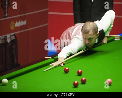 Snooker - Championnats du monde de snooker Dafabet - douze jours - le Crucible.Barry Hawkins lors de son match contre Dominic Dale lors des championnats du monde de snooker de Dafabet au Crucible, Sheffield. Banque D'Images