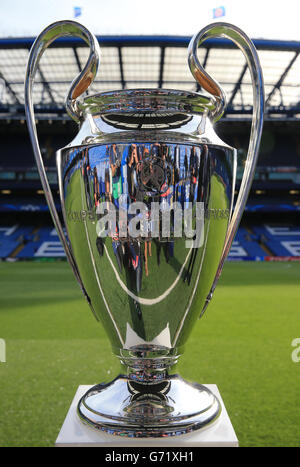 Football - Ligue des champions de l'UEFA - demi-finale - deuxième étape - Chelsea / Atletico Madrid - Stamford Bridge.Le trophée de la Ligue des champions de l'UEFA à côté du pont Stamford, avant le match de la Ligue des champions de l'UEFA à Stamford Bridge, Londres. Banque D'Images