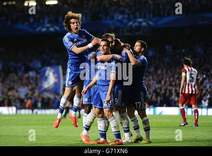 Fernando Torres de Chelsea (deuxième à droite) célèbre le premier but de son côté du jeu avec ses coéquipiers Banque D'Images