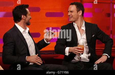 Michael Fassbender et Hugh Jackman pendant le tournage du Graham Norton Show aux London Studios, dans le sud de Londres, devant être diffusé sur BBC One vendredi soir. Banque D'Images