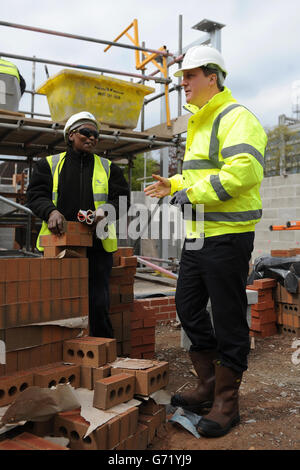 Le Premier ministre David Cameron rencontre la couche de briques Linette Pompey lors d'une visite au développement de Parkgate à Solihull, alors qu'il est sur la piste de campagne électorale européenne et locale du Parti conservateur. Banque D'Images