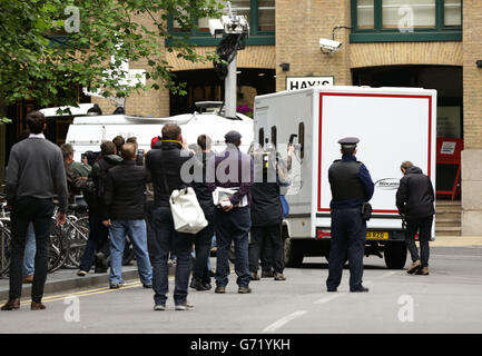 Max Clifford.La camionnette de la prison transportant Max Clifford quitte le tribunal de la Couronne de Southwark, à Londres, après sa condamnation. Banque D'Images