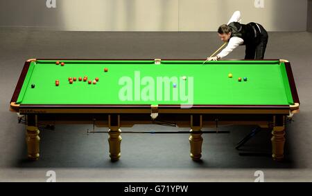 Mark Selby joue un tir contre Neil Robertson, lors de la demi-finale des Championnats du monde de Snooker de Dafabet au Crucible, Sheffield. Banque D'Images