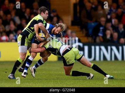 Nick Abendanon de Bath est abordé par Stephen Myler et Tom Wood de Northampton lors du match Aviva Premiership au terrain de loisirs de Bath. Banque D'Images