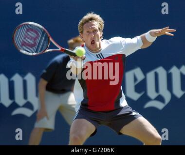 Jonas Bjorkman, de Suède, attaque un retour de AISAM UL Haq Qureshi, du Pakistan, lors de leur premier match de la compétition "Nottingham Open". Banque D'Images