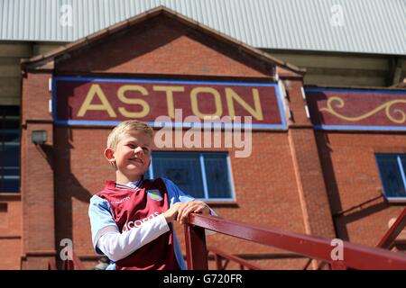 Un jeune ventilateur Aston Villa à l'extérieur de Villa Park avant le match Banque D'Images