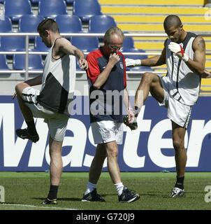 Sven Goran Eriksson, directeur de l'Angleterre, participe à une séance d'entraînement sur le terrain de la Cidade de Coimbra avant le match de demain contre la Suisse lors des championnats d'Europe. . Banque D'Images