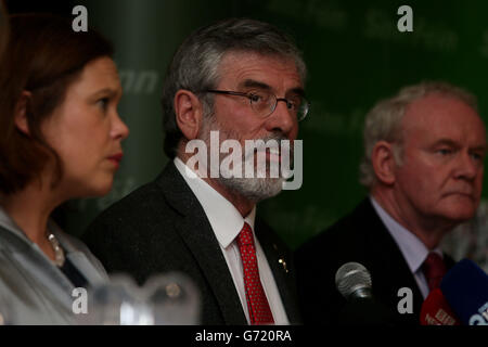 Le président de Sinn Fein Gerry Adams (au centre) avec la vice-présidente de Sinn Fein Mary Lou McDonald et le vice-premier ministre d'Irlande du Nord Martin McGuinness lors d'une conférence de presse à l'hôtel Balmoral, Belfast, Après sa mise en liberté au poste de police d'Antrim à la suite d'un interrogatoire dans le cadre du meurtre de la mère de 10 Jean McConville en 1972. Banque D'Images