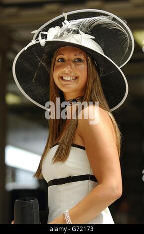 Clare Dicker, de Londres, à la gare de Waterloo en route pour la Ladies' Day à Royal Ascot dans le Berkshire. La journée est l'un des temps forts de la course de la semaine. Banque D'Images