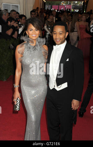 Chrissy Teigen et John Legend arrivent à l'événement met Gala au Metropolitan Museum of Art de New York, aux États-Unis. Banque D'Images