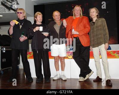 Groupe de rock des années 70 Yes (gauche-droite) Chris Squire, Jon Anderson, Alan White, Rick Wakeman et Steve Howe lors d'une signature en magasin pour leur nouveau DVD « Yes Acoustic », à HMV Oxford Street, au centre de Londres. Banque D'Images