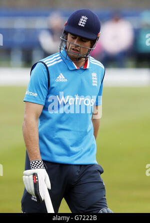 Le capitaine d'Angleterre Alastair Cook quitte le terrain après avoir été pris pendant la journée internationale au terrain de cricket de Mannofield, à Aberdeen. Banque D'Images