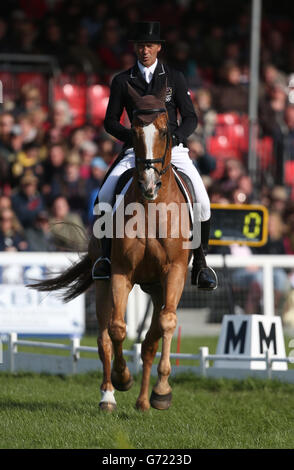 La circonscription d'Andrew Nicholson en Nouvelle-Zélande, Nereo, participe à la phase de dressage au cours du troisième jour des épreuves de badminton Mitsubishi Motors, Badminton. APPUYEZ SUR ASSOCIATION photo. Date de la photo: Vendredi 9 mai 2014. Voir PA Story BADMINTON ÉQUESTRE. Le crédit photo devrait se lire: Steve Parsons/PA Wire Banque D'Images