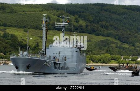 Bateau allemand l'Ammersee sous une simulation d'attaque lors d'un important exercice d'entraînement militaire impliquant 15 nations à la base navale de HM Clyde, en Écosse.L'exercice sur la côte ouest de l'Écosse est conçu pour préparer la Royal Navy et la RAF au type d'attaque qui a coûté la vie à 17 marins américains à bord de l'USS Cole en 2000. Banque D'Images