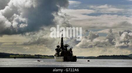 Le portier du navire hollandais Karel est photographié lors d'un important exercice d'entraînement militaire impliquant 15 nations à la base navale de HM Clyde, en Écosse.L'exercice sur la côte ouest de l'Écosse est conçu pour préparer la Royal Navy et la RAF au type d'attaque qui a coûté la vie à 17 marins américains à bord de l'USS Cole en 2000. Banque D'Images