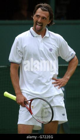 Ancien champion Goran Ivanisevic de Croatie en action contre Mikhail Youzhny de Russie aux championnats de tennis de Lawn à Wimbledon, Londres. Ivanisevic n'a pas joué à Wimbledon depuis qu'il a remporté le titre de joker en 2001. Banque D'Images